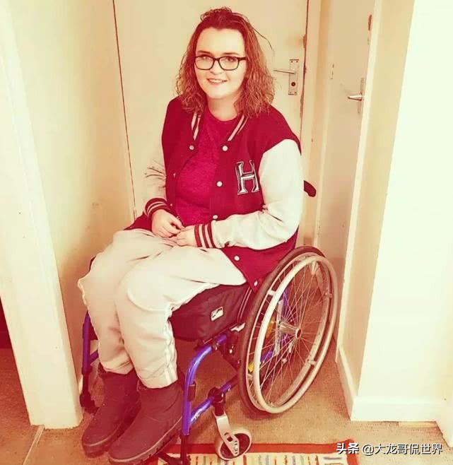 20岁女孩因意外导致双腿瘫痪,女子熬夜追剧的后果