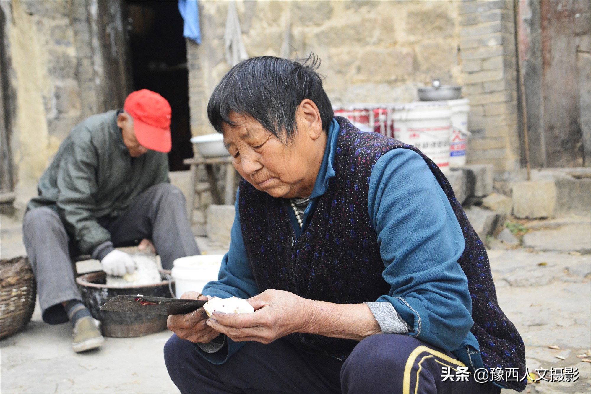 山村老两口想吃碗凉粉，削坏红薯在铁板上磨浆，半天胳膊就肿了