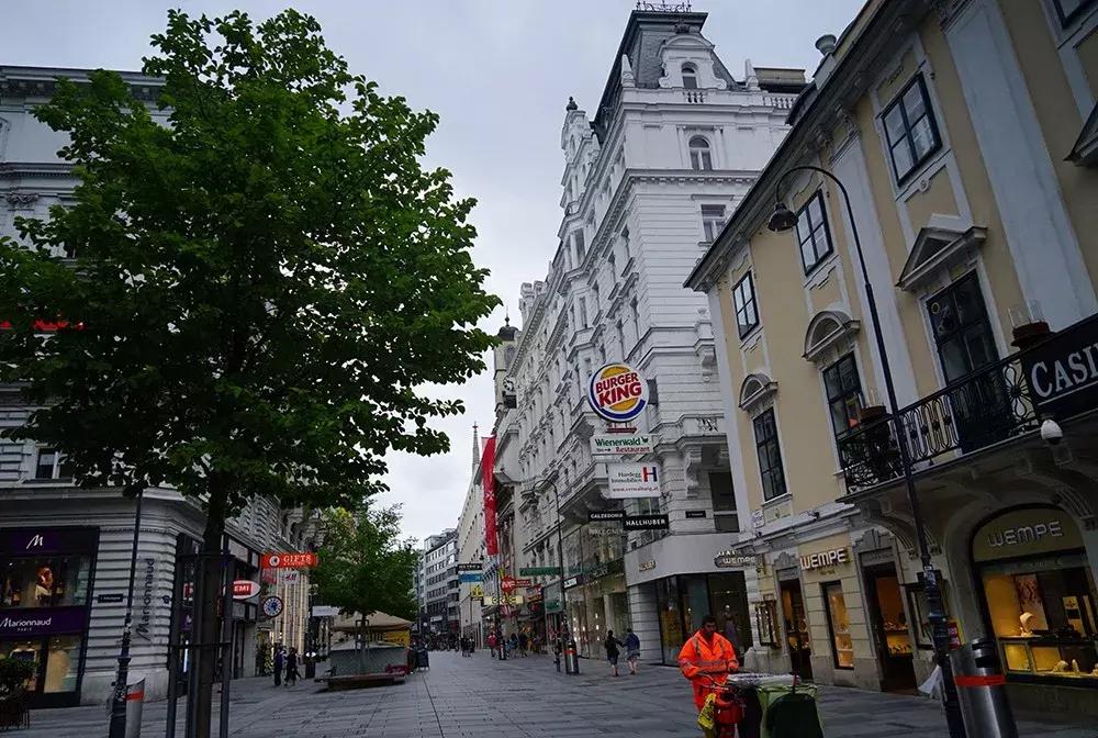 公共停车位被电动车霸占违不违法,电动车占用公共停车位的行为