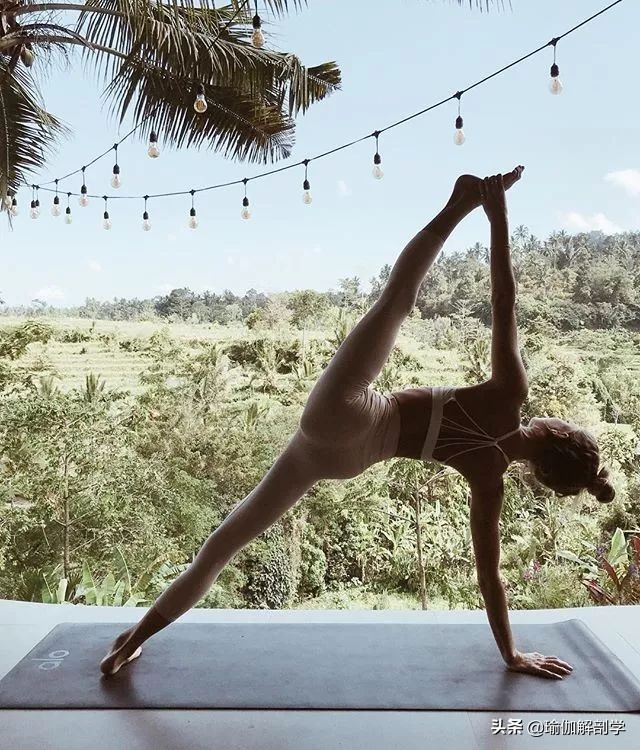 一个女孩几岁练瑜伽赚了十万 (瑜伽年入千万)