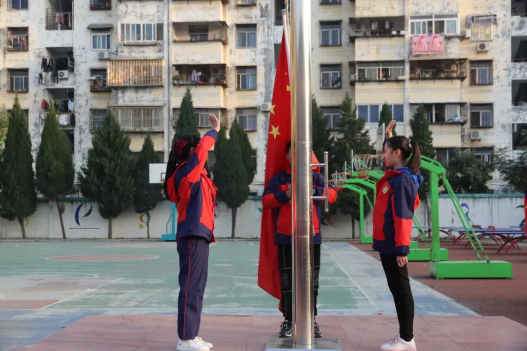 与足球相伴,与快乐同行与快乐相伴