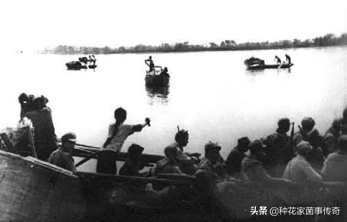 *伯承刘**用稻草、张震用猪水泡，各显神通做救生圈，百万雄师齐备战