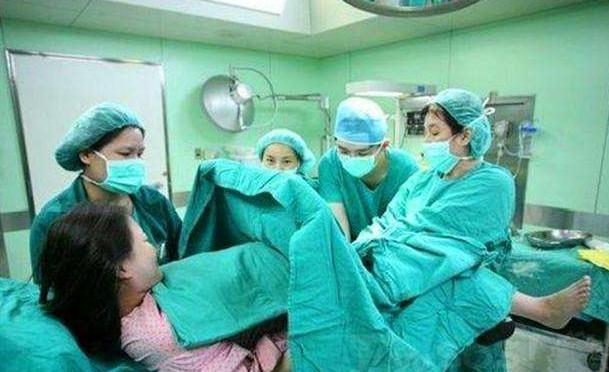 生产时怎样才会手剥胎盘,孕妇生产手剥胎盘