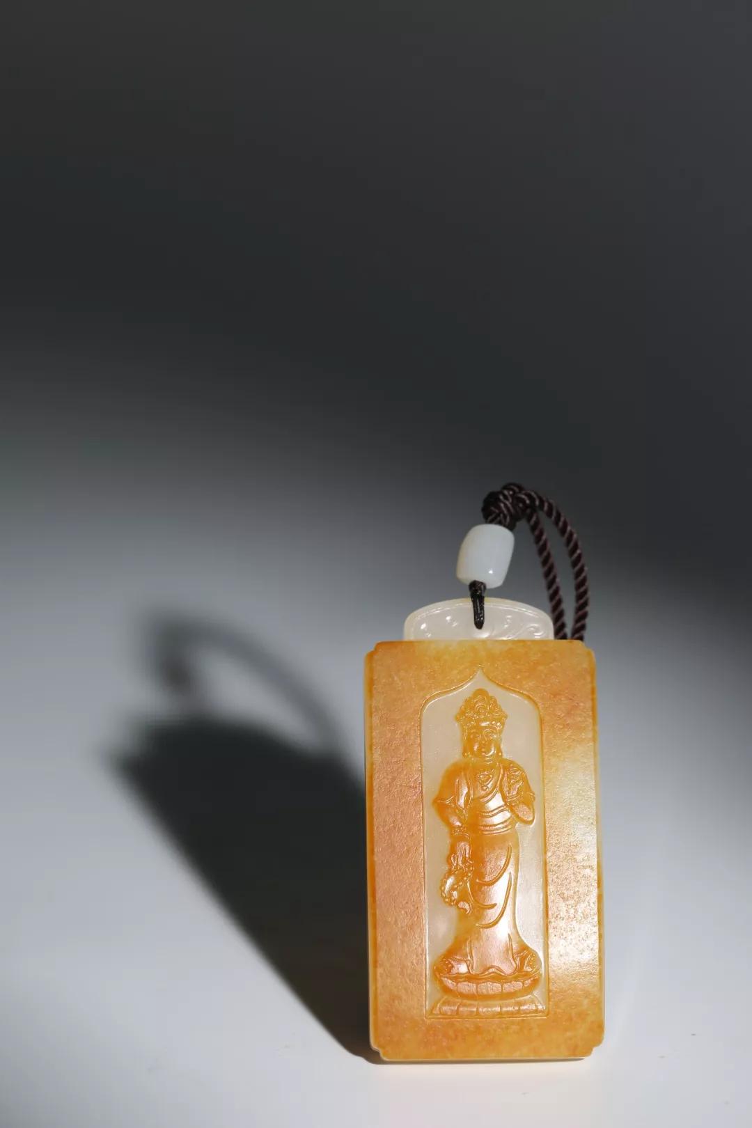 玉雕大师手里的黑青籽料,籽料皮色彰显玉雕灵气