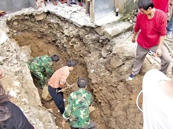 小伙捡到一块烂木头在家放了14年,男子去爬山捡到一块木头