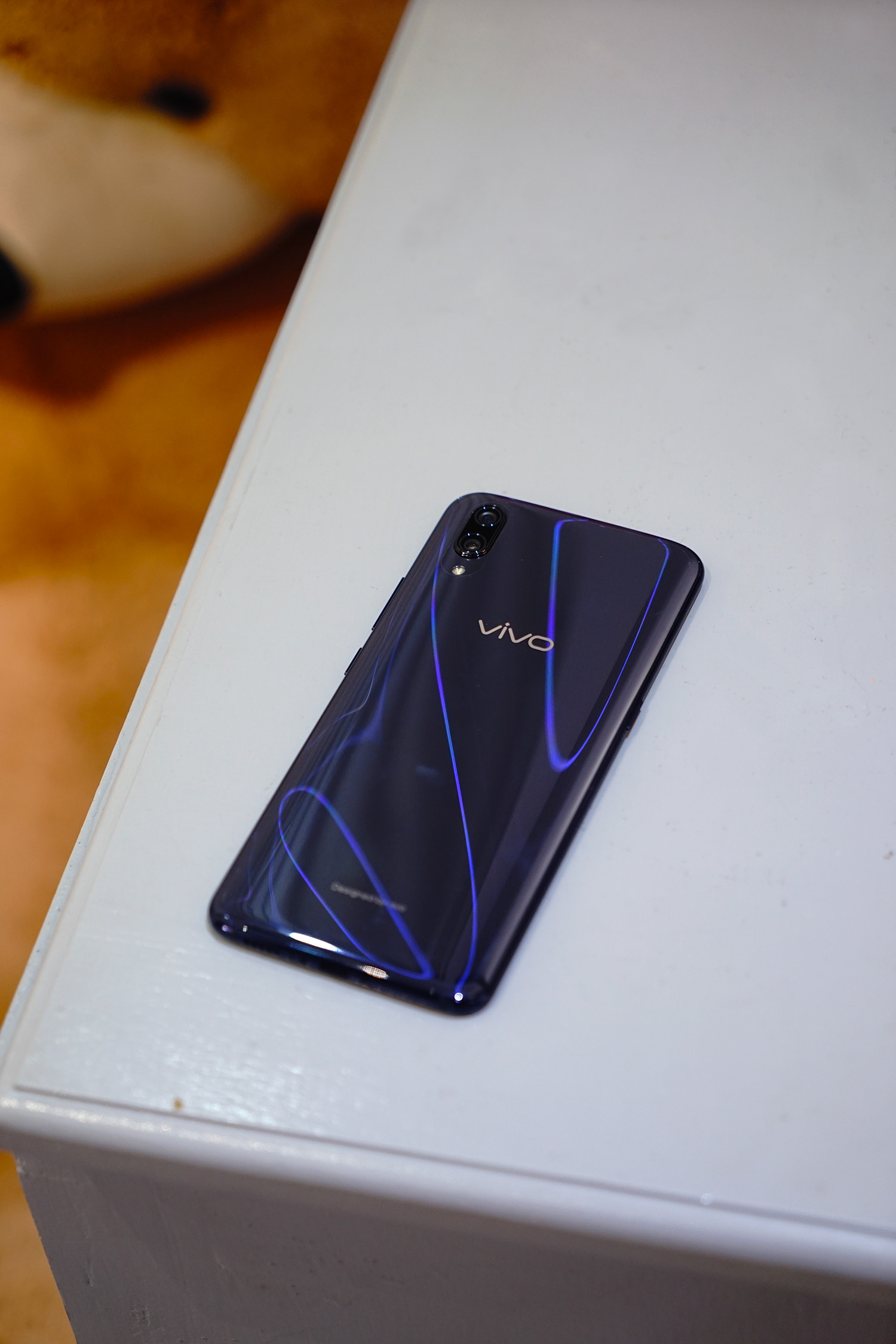 vivox23水滴全面屏手机,vivox23图赏91.2%水滴屏光感美学