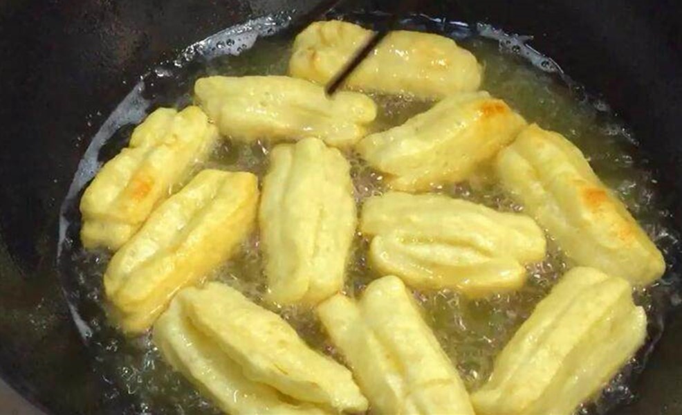 炸油条用酵母好还是油条膨松剂好,炸油条用油条改良剂还用加酵母吗