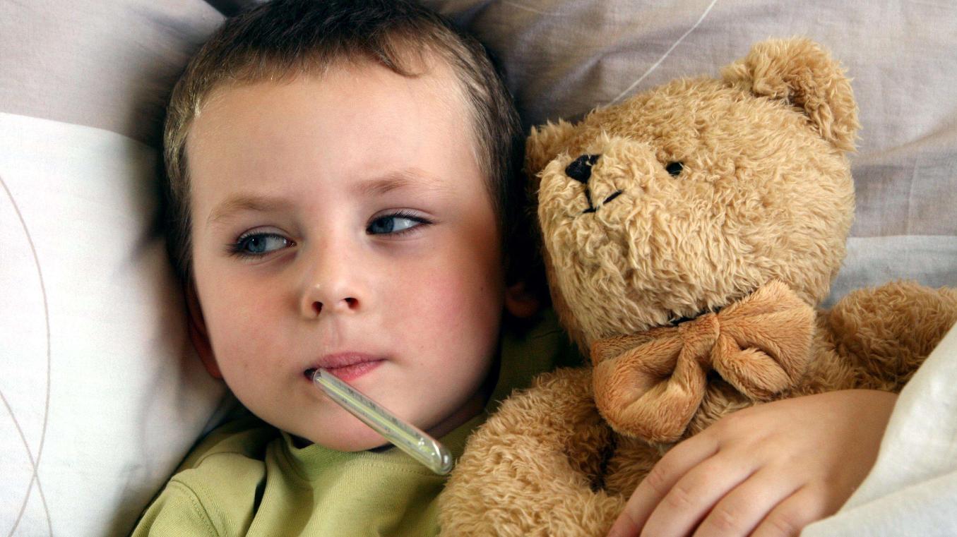 宝宝反复发烧手脚冰凉怎么解决,宝宝反复发烧手脚发热怎么办