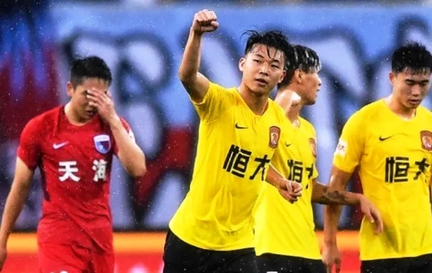 恒大强势登顶！球迷称赞卡帅：执教本土球员比外援更厉害