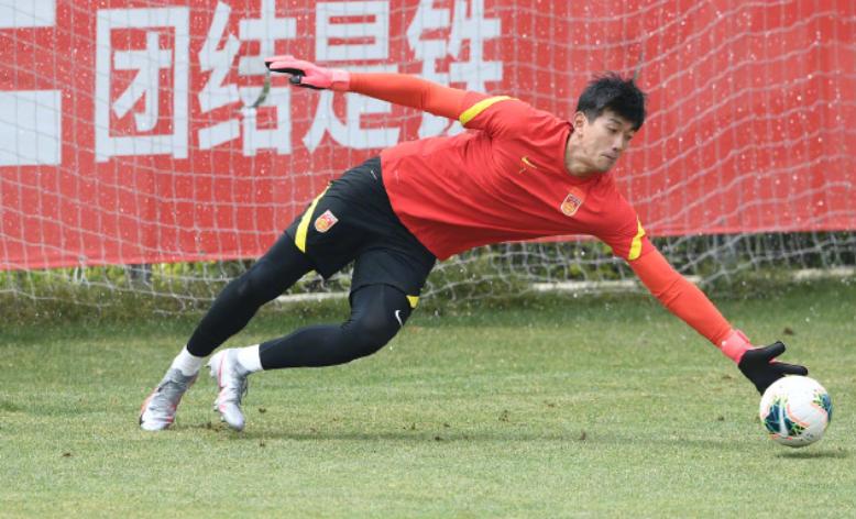 上海国脚集体看望恩师徐根宝！一起喝娃哈哈，范志毅仅坐第6排？