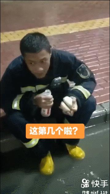 消防员吞下第11个包子,消防员吃下11个包子当晚餐