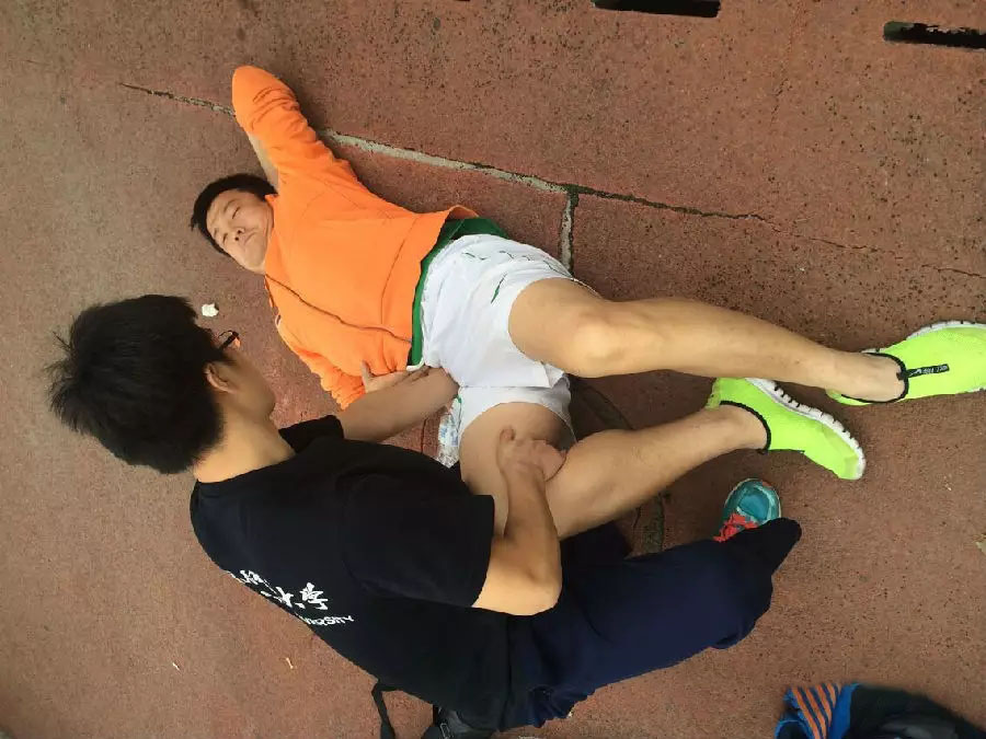 踢足球受伤了应该怎么办,踢足球受伤该怎么安慰