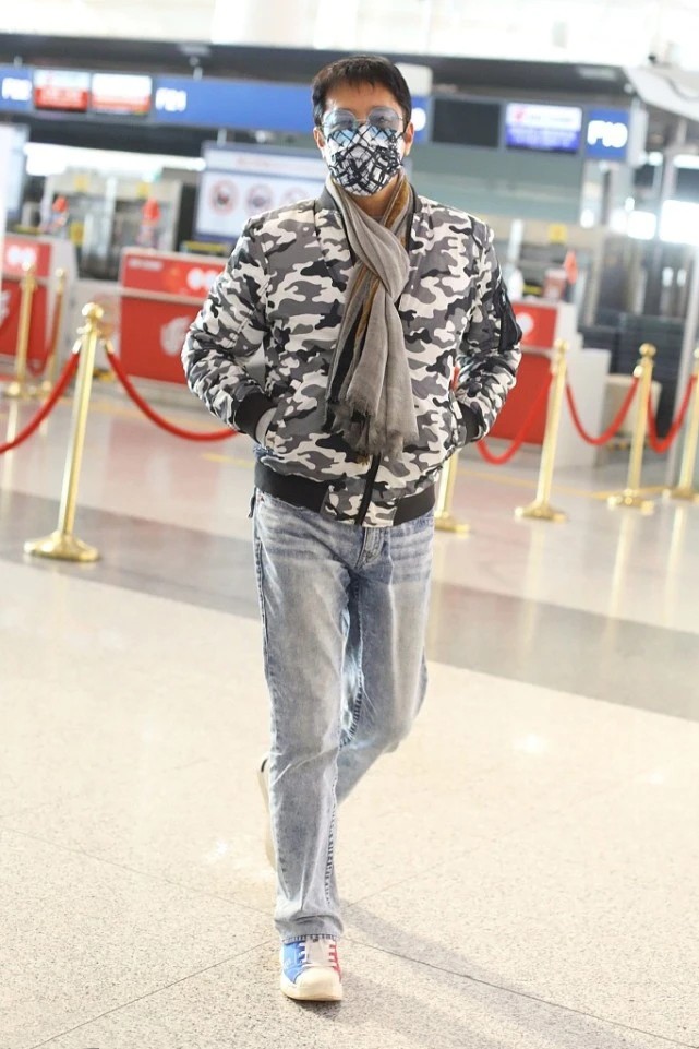 蔡国庆夹克搭配图片,蔡国庆春秋土黄色裤子穿搭