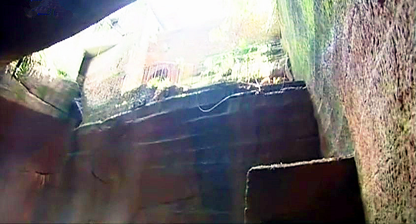 小水塘下藏着巨大山洞,水塘抽干水后专家竟然发现宫殿