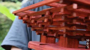 【设计篇】61岁中国大爷火爆外媒！“玩”木头让上亿老外看傻眼！