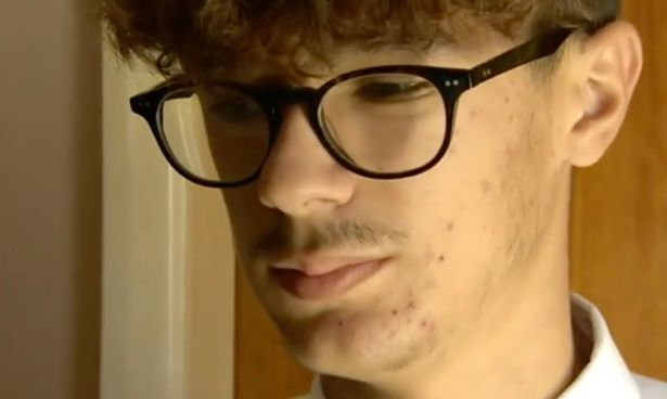 英国男孩长发为什么要剪掉,英国学生被学校开除