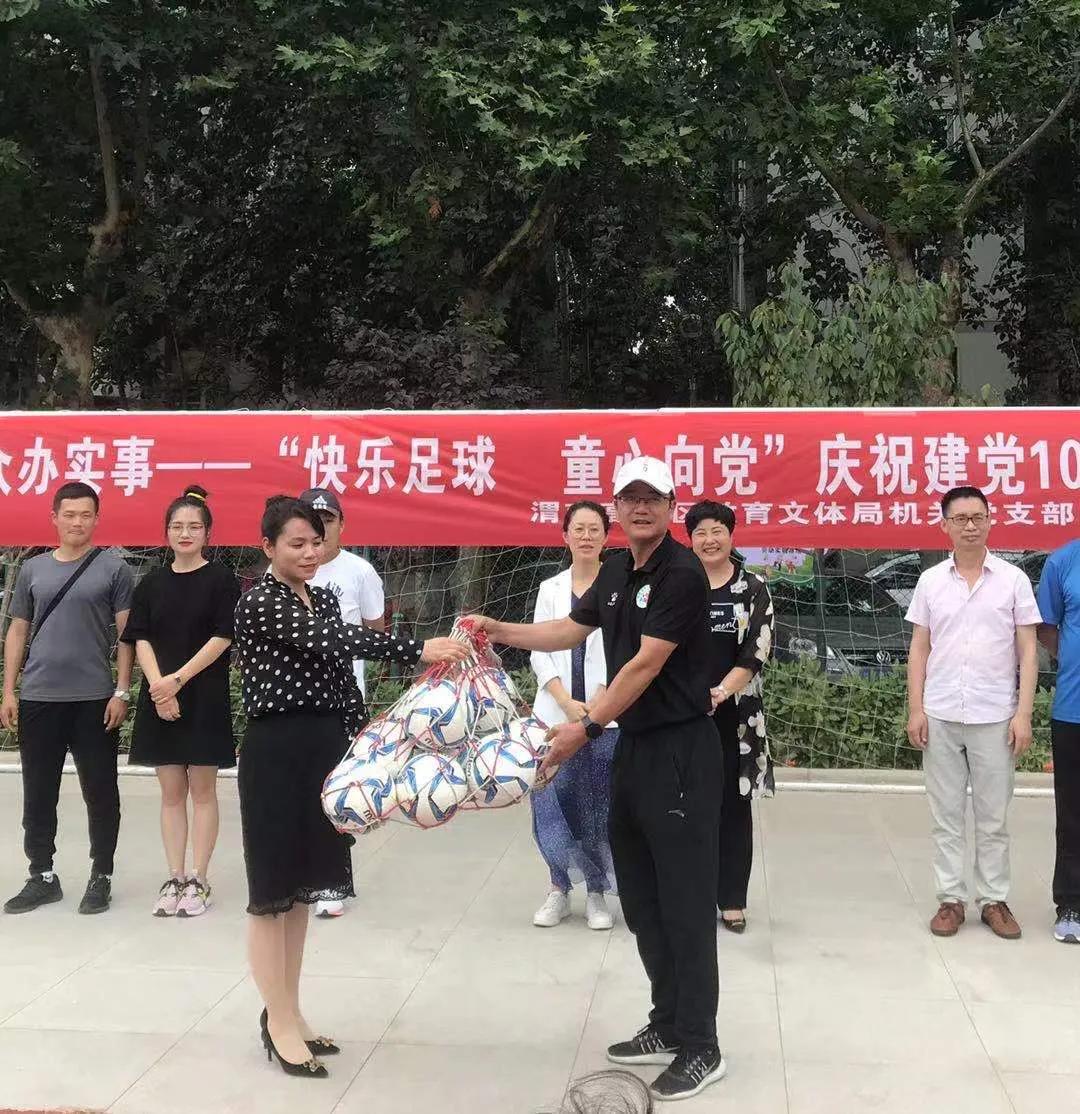 童心向党放飞足球梦主题绘画,童心向党体育强国放飞足球梦