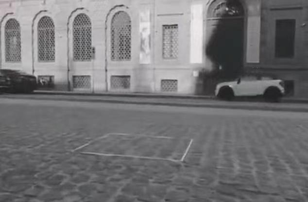 意大利艺术家以1.3万英镑卖出一尊隐形雕塑，向买家颁发一份真品证书以证明雕塑存在