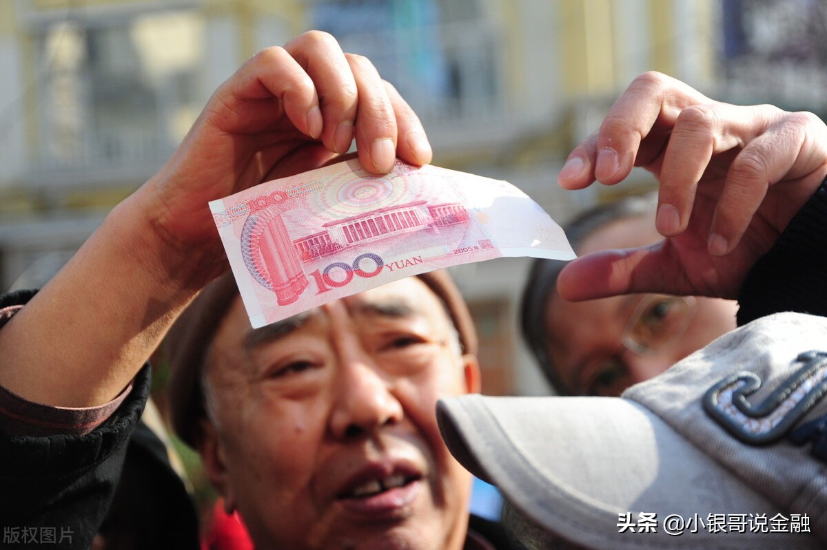 别人还钱去银行发现假钱怎么办,到银行存款有假钱怎么处理