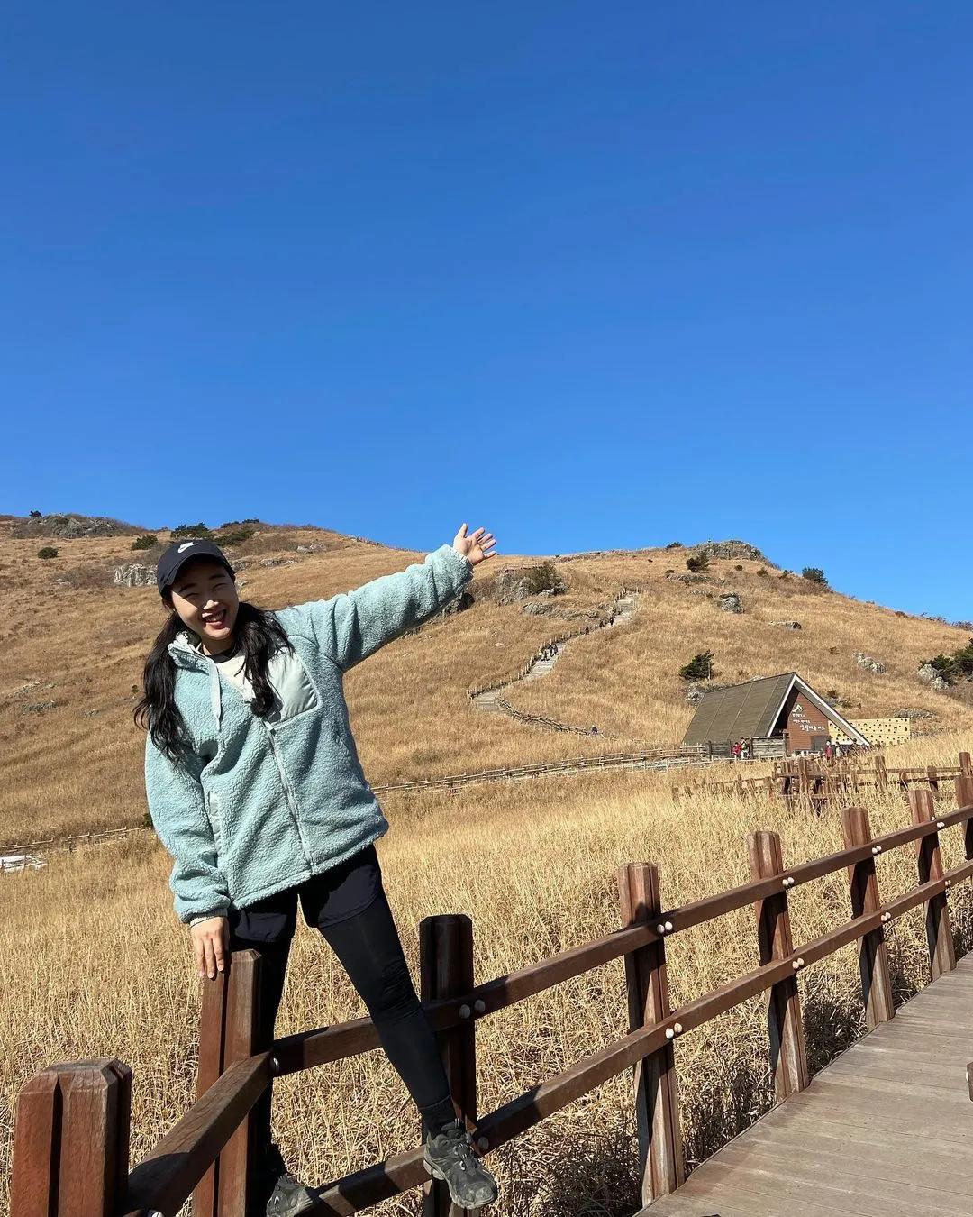 为什么韩国人总能把丑鞋穿成爆款，拍照技巧发色妆容，配饰少不了