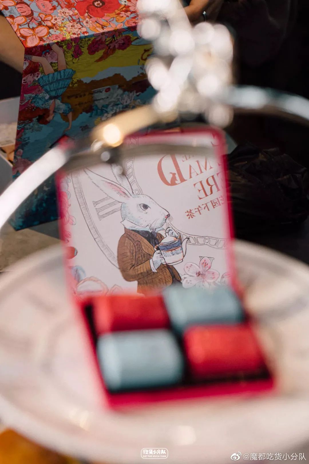 卡姿兰x必胜客的“下午茶”主题彩妆包装，梦回爱丽丝