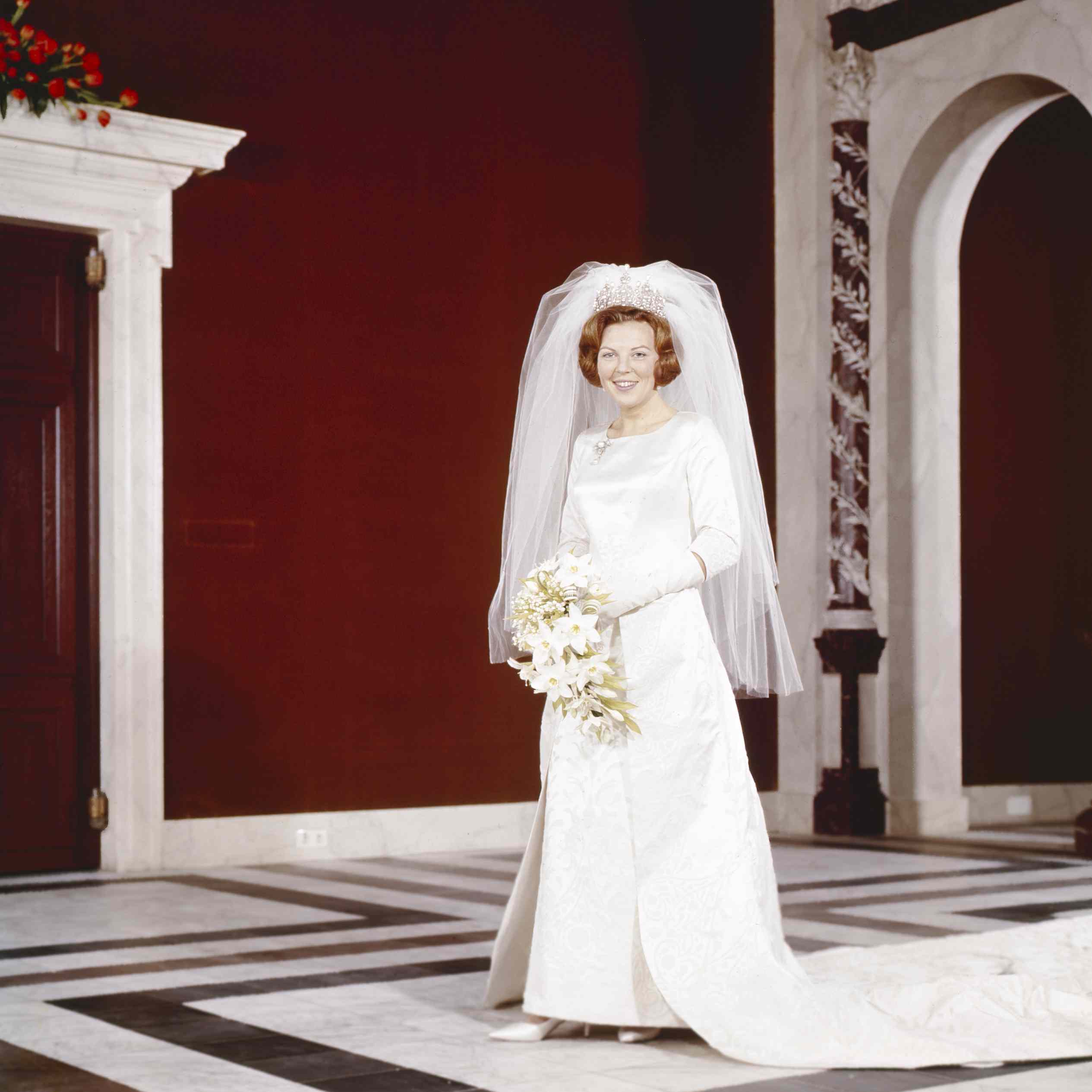 看了这些王室婚礼，原来王妃们佩戴头纱的方式，可谓百花齐放啊