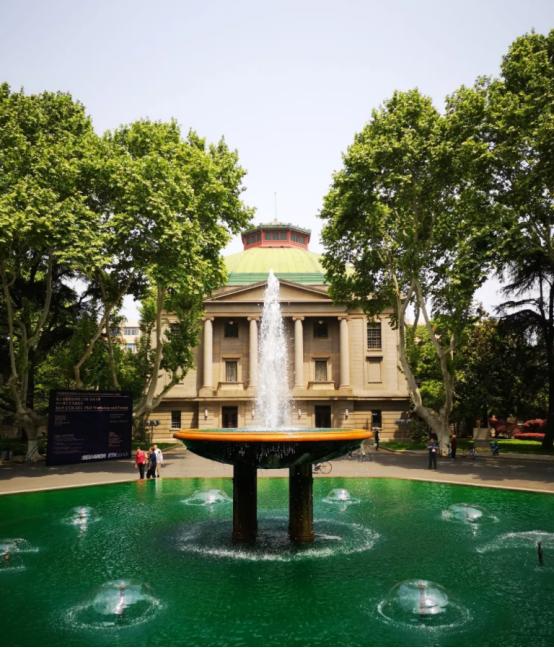 这所“魔法学校”火了!百年底蕴加持,走出200余位院士、多部影视剧来取景