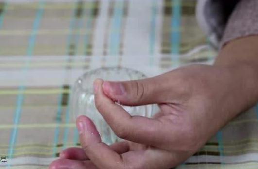 儿童错把502当眼药水,宝宝眼里不小心进了502胶水