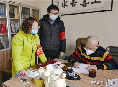 今天,让我们把镜头对准社区小巷总理