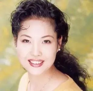 1990年，“歌王”李双江娶小27岁娇妻，没有想到23后竟被儿子坑惨