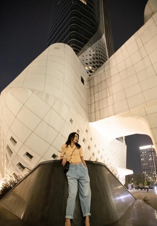 王鸥深蓝工装裤,王鸥穿灰色内搭