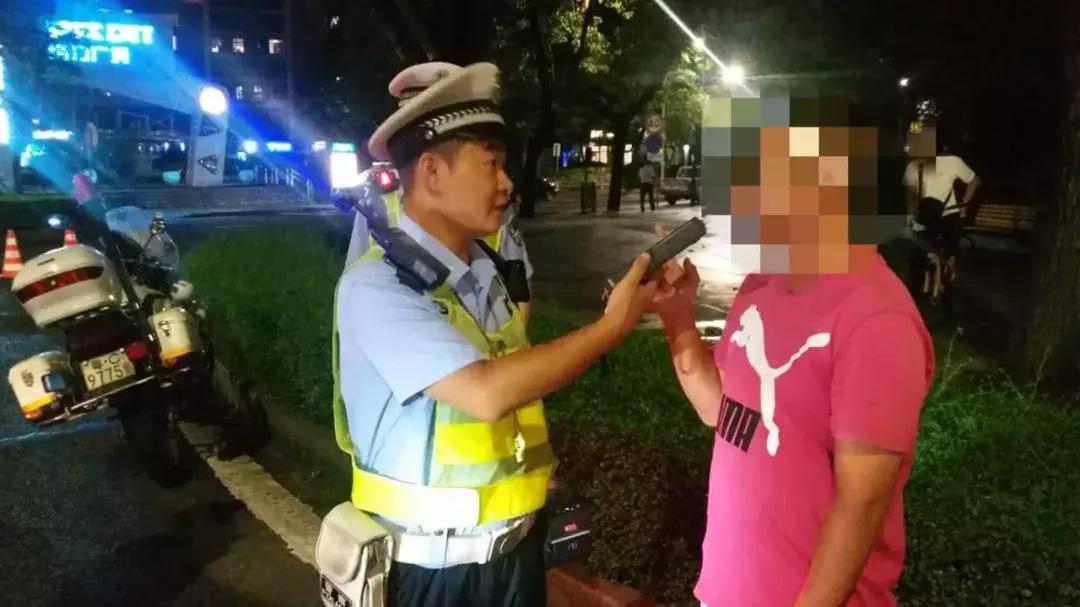 女儿半夜发高烧丈夫不知所踪,女儿忽然晕倒父母却无动于衷