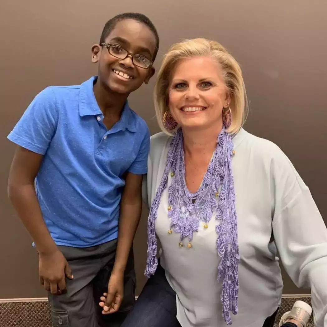 他是非洲弃婴，5岁用钩针，逆袭成美国“全民偶像”，狂吸19万粉