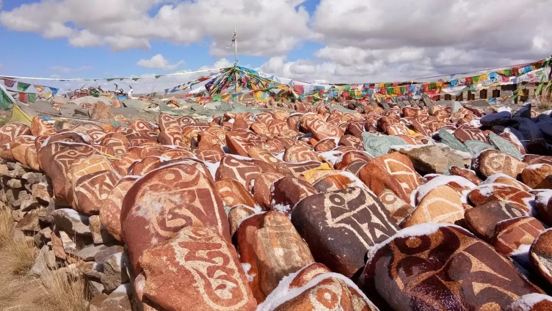 玛尼石凝固在石头上的信仰,玛尼石藏文