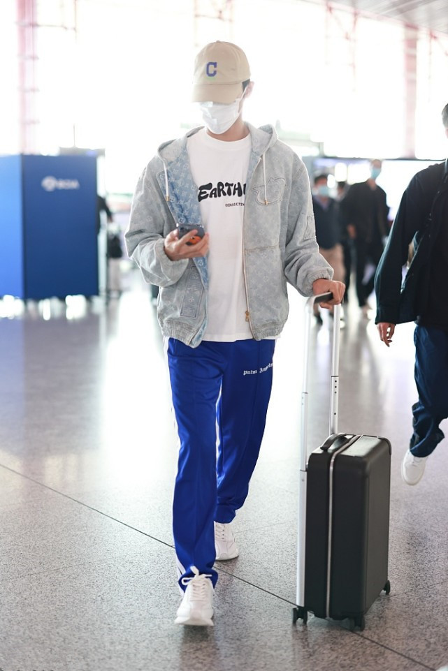 王凯穿夹克配灰毛衣,王凯机场穿牛仔外套