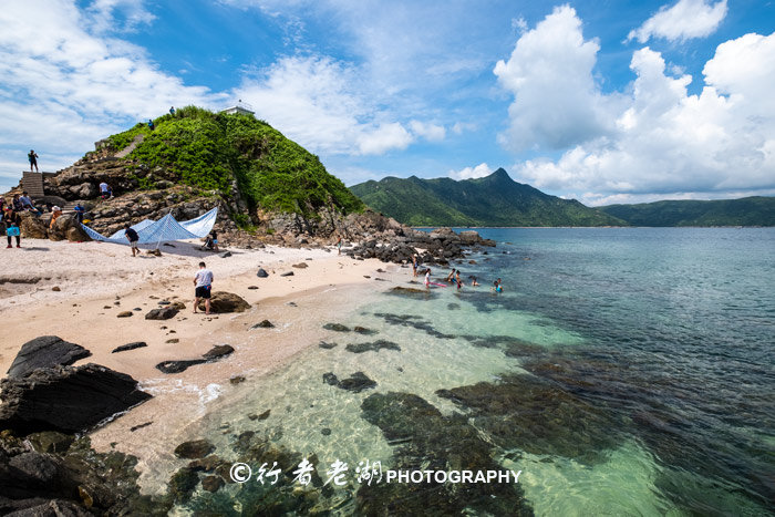 这个荒岛超多海胆和鲍鱼，但不能抓只能看，登岛还必须入境香港