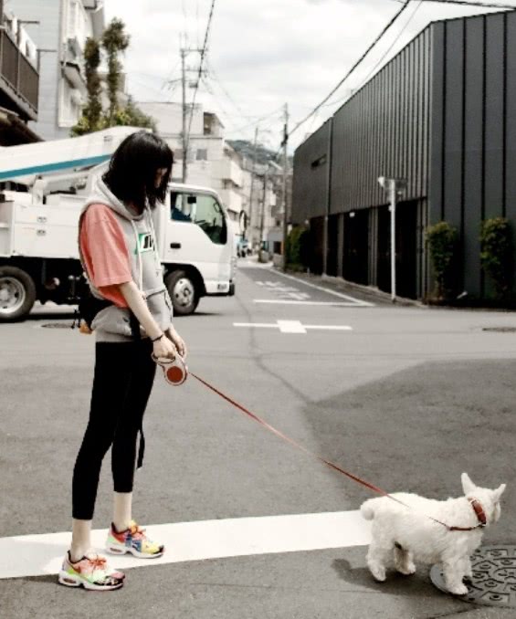 耐克出了款“彩虹鞋”，搭配今年很火的“无痕裤”穿，潮到飞起！