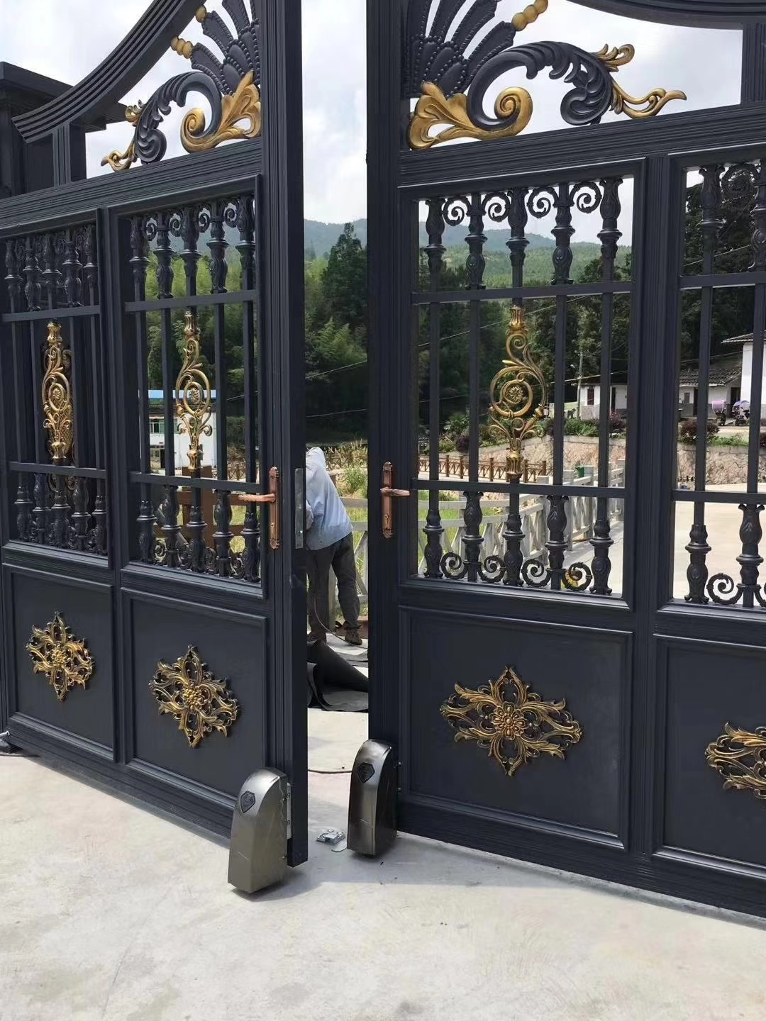 双开铝艺大门安装,双开铝艺大门