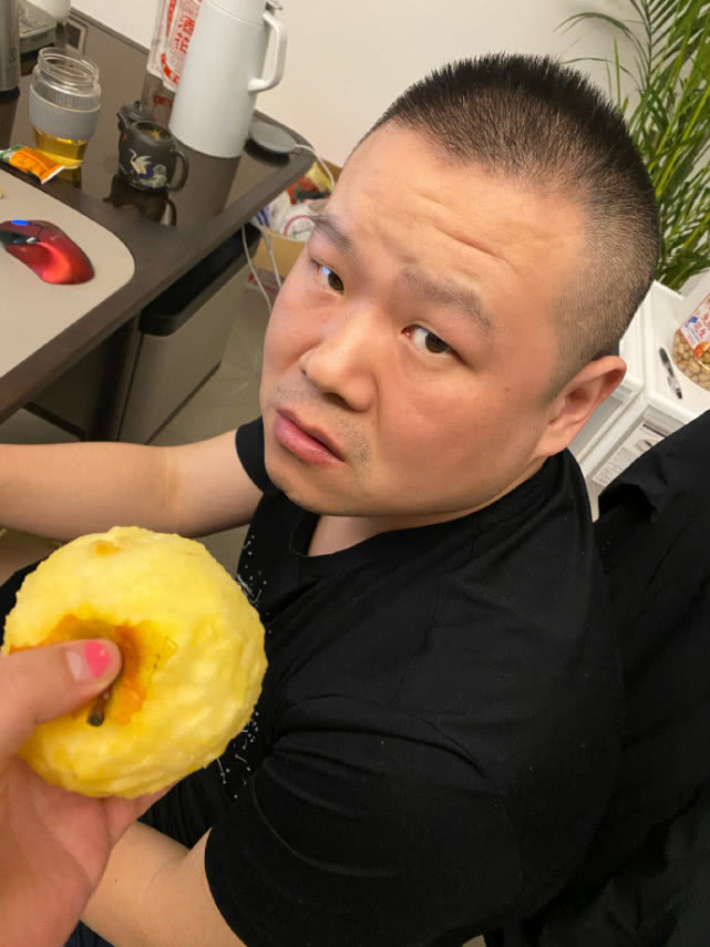 岳云鹏面对老婆削好的苹果,岳云鹏老婆削苹果