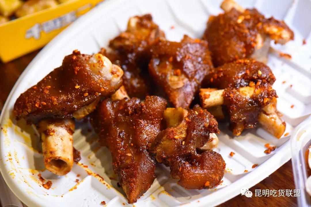 昆明的网红小吃街在哪里,昆明网红小吃城千千烧花甲粉