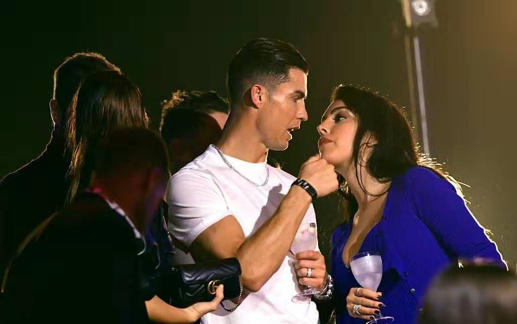 c罗头球热搜第一,c罗穿紫色球服与乔治娜