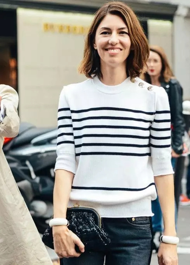 条纹怎么搭才不土气？建议这几种“下装”，青春减龄又洋气