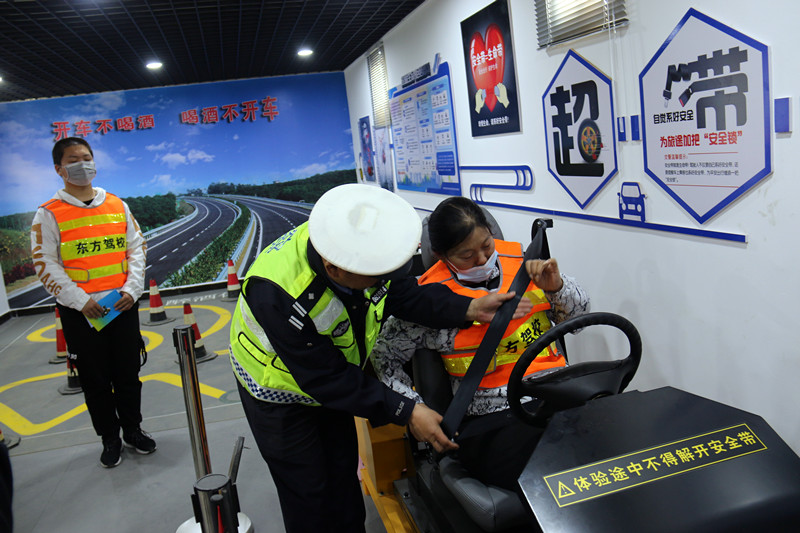 我为群众办实事丨民勤公安交警走进东方驾校开展“醉驾入刑十周年”、“一盔一带”交通安全及防电诈宣传活动