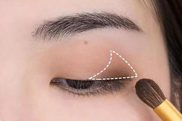 单眼皮怎么画眼妆才能让眼睛变大,单眼皮女生怎么画眼妆显眼大