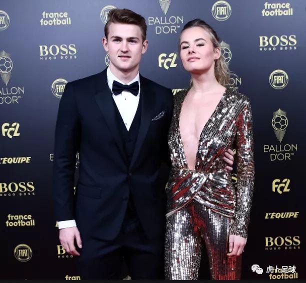 足球球员与球迷的暖情时刻,足球运动员与球迷的暖心时刻