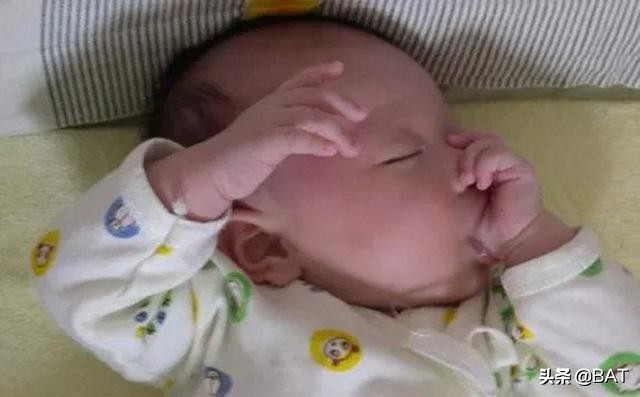 四个月宝宝总喜欢吃手是嘴巴痒吗,四个月宝宝总喜欢吃手怎么办