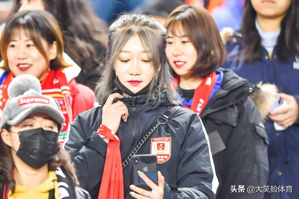 足坛漂亮女球迷,足球场上的好看女生