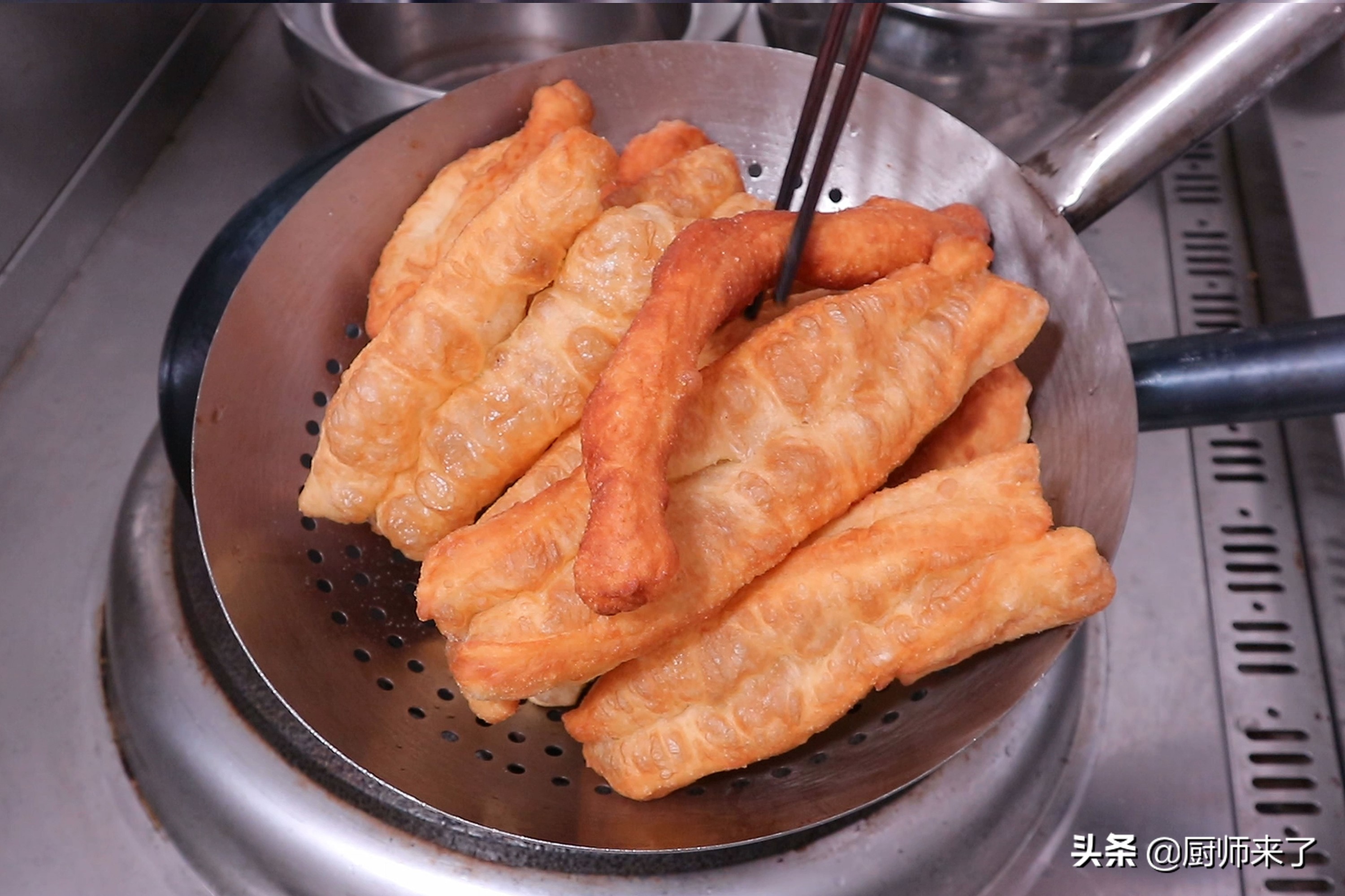 油条发面怎么发才松软,油条面太筋道拉不开往回缩怎么办