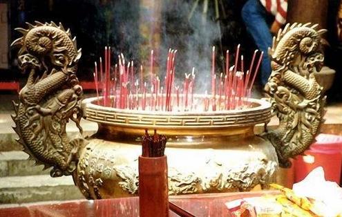 扎小人?上香?说一说《纸人》里你不知道的恐怖传统民俗