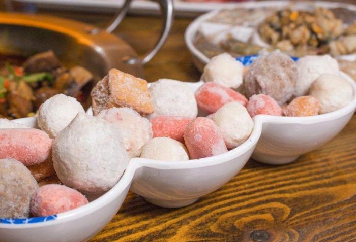 市场上火锅丸子是什么做的能吃吗,火锅丸子价格很低是怎么制作的